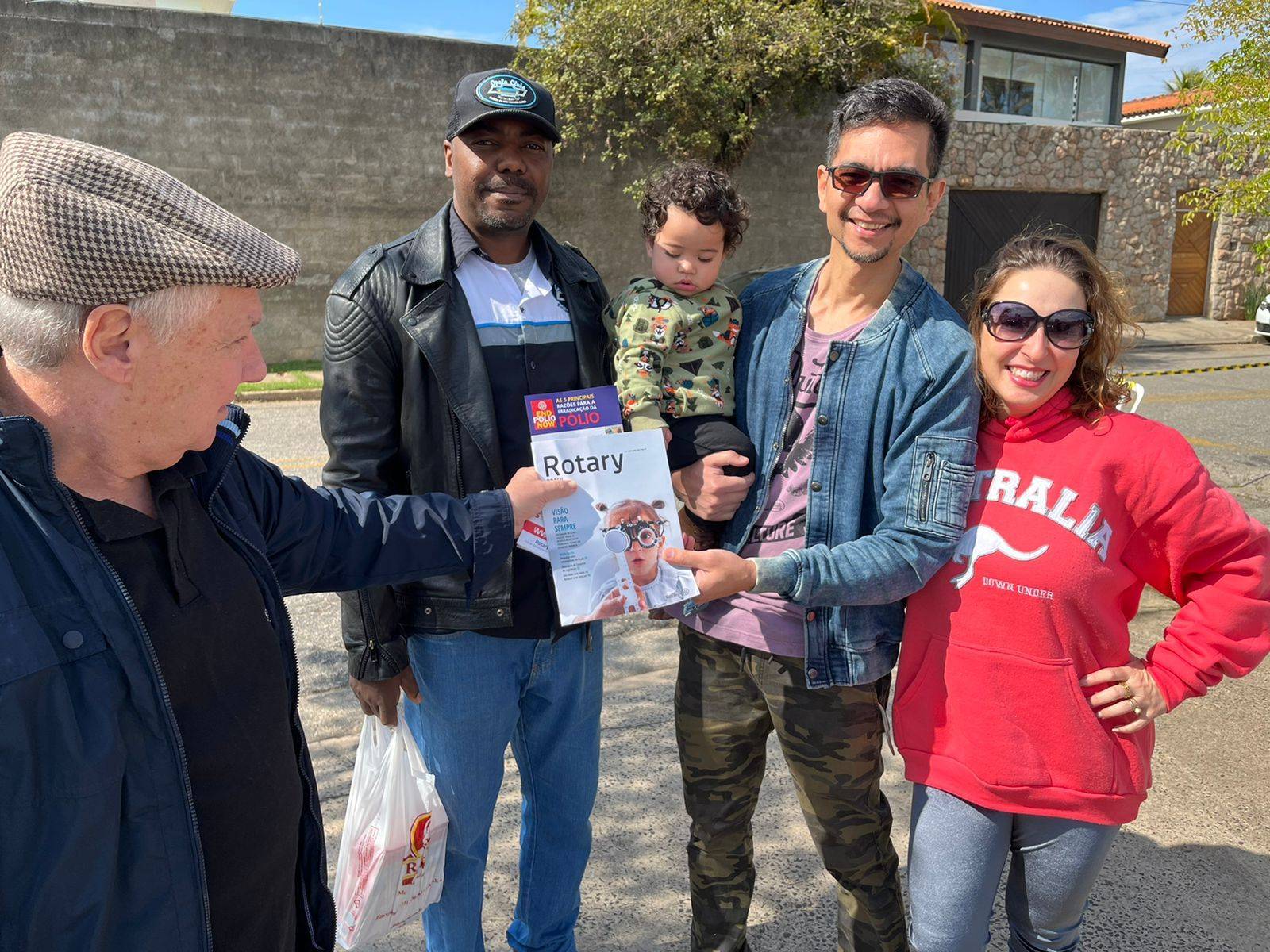 Diretor de Projetos Humanitários do Rotary Club de Sorocaba-Norte, Carlos Alberto Santos Almeida. O Vice presidente do Opala Clube Sorocaba, Cleiton Oliveira e Fabio Fábio Hassuike e sua família recebendo o panfleto sobre o Dia D e a Revista Rotary Brasil.