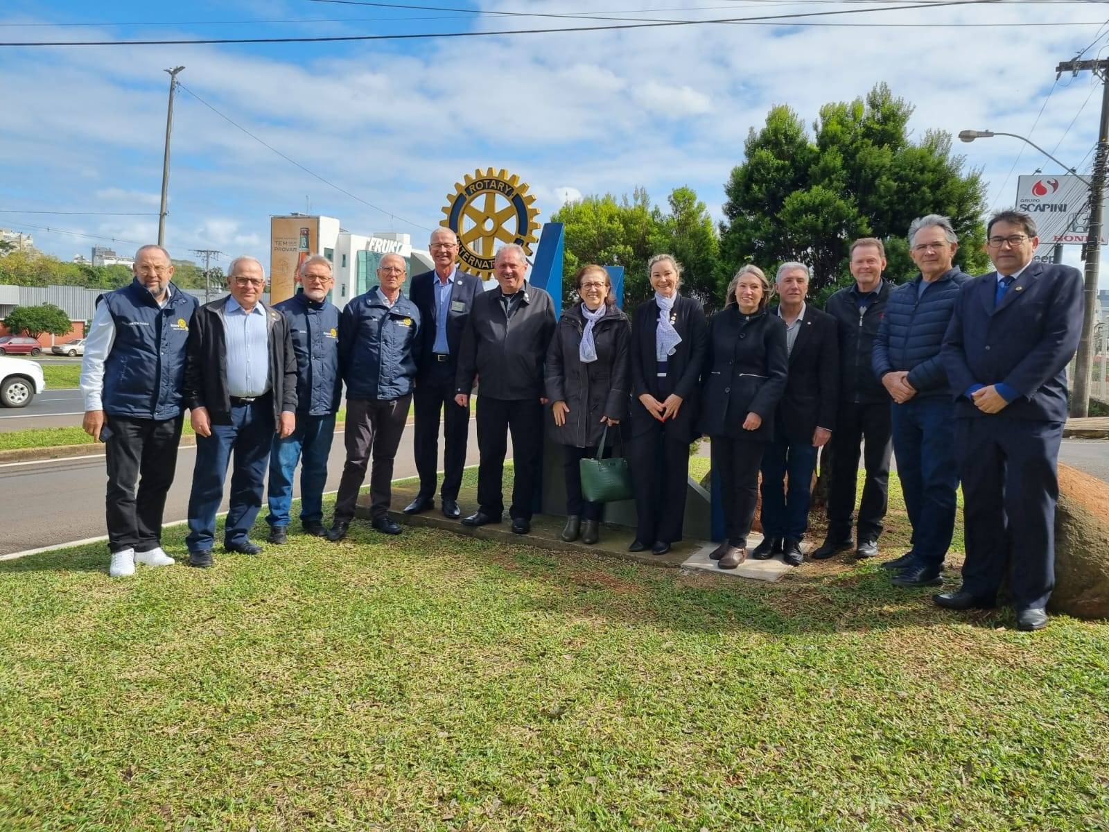 O governador foi recebido no Marco Rotário por integrantes dos quatro clubes da cidade.