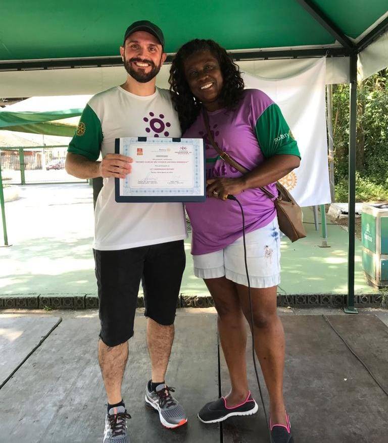 Companheiro Andre recebendo certificado de participação de nosso clube