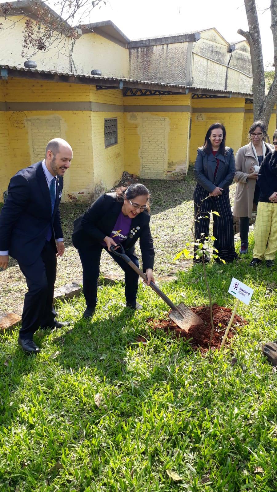 Governador Nelson e a Presidente do RC de Cachoeira do Sul realizam o plantio de árvores