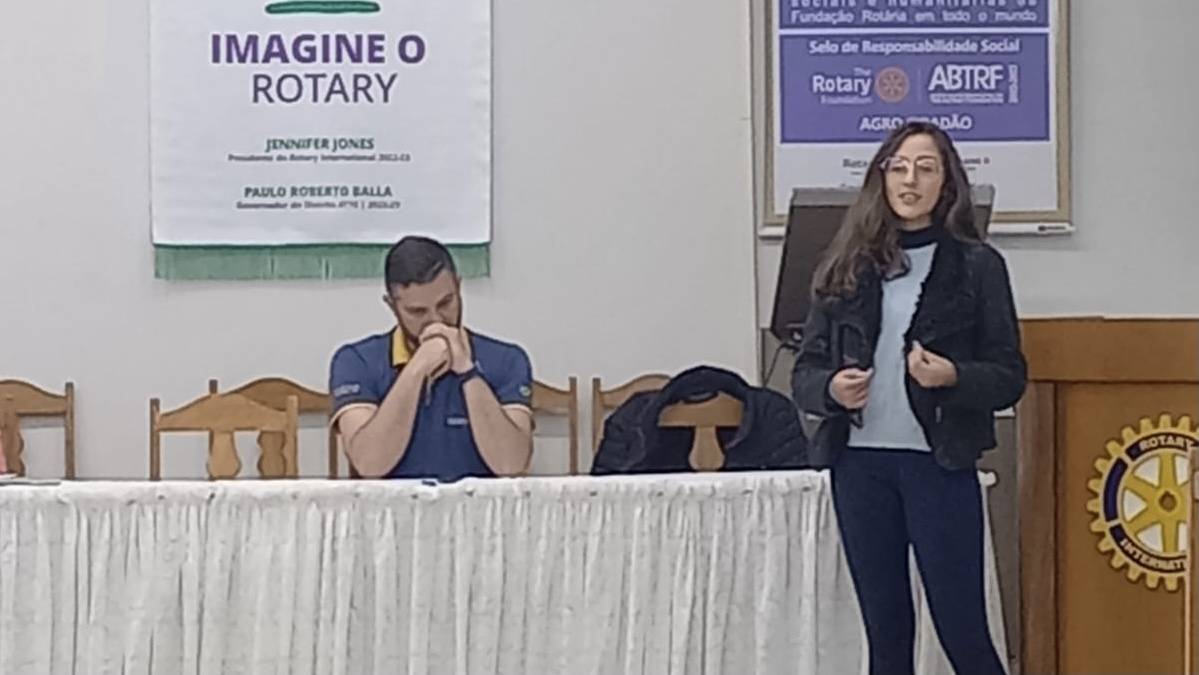 Beatriz, academia do curso de Educação Física da UEM palestrando no RC de Ivaiporã sobre a importância da atividade física e liberação de endorfina 