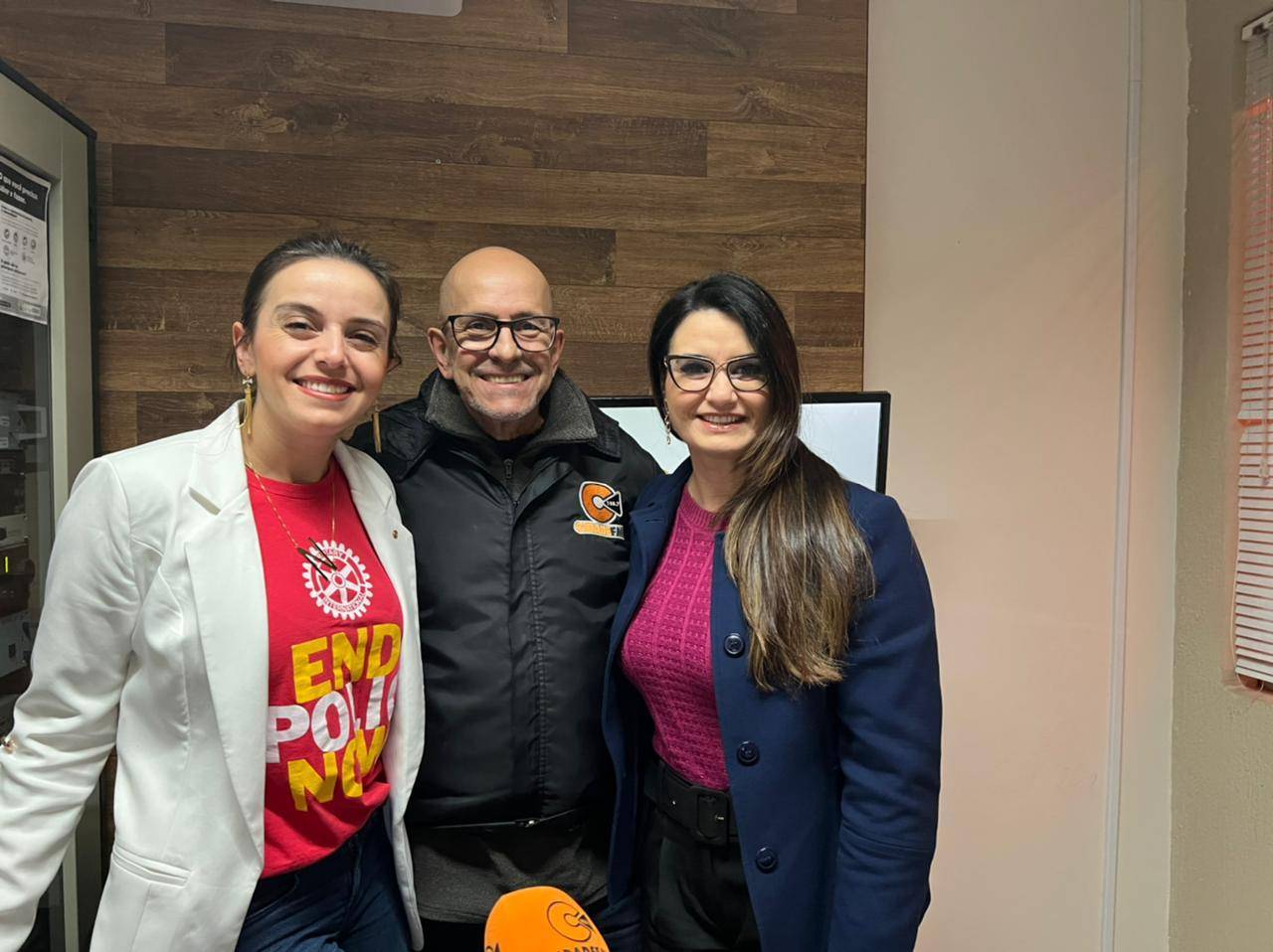 Na foto presidente Natália dos Santos Bitencourt, Radialista Milton Alves, Co. Kércia Menegaz 
