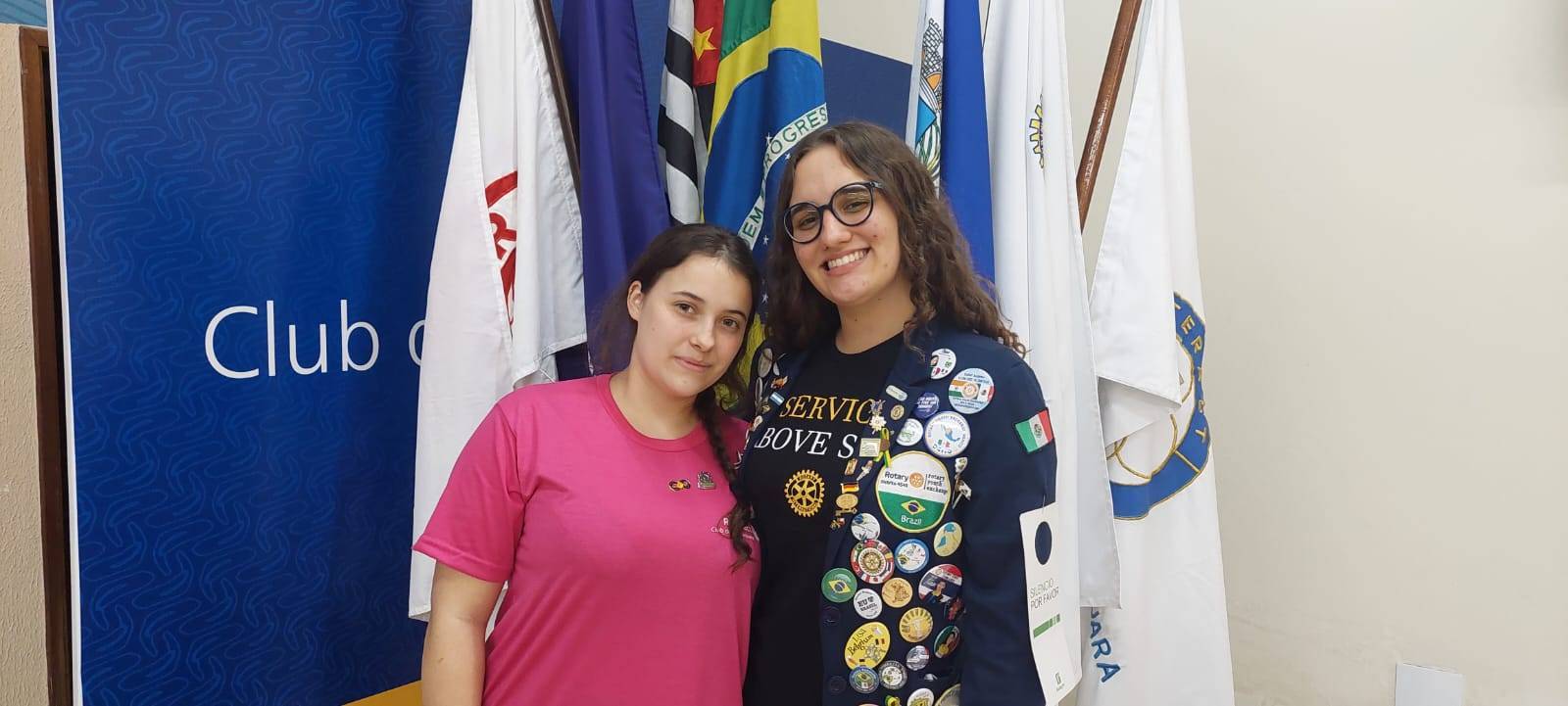 A esquerda está Nathalia, presidente do Rotaract de Araraquara, e ao seu lado direito Giovana.