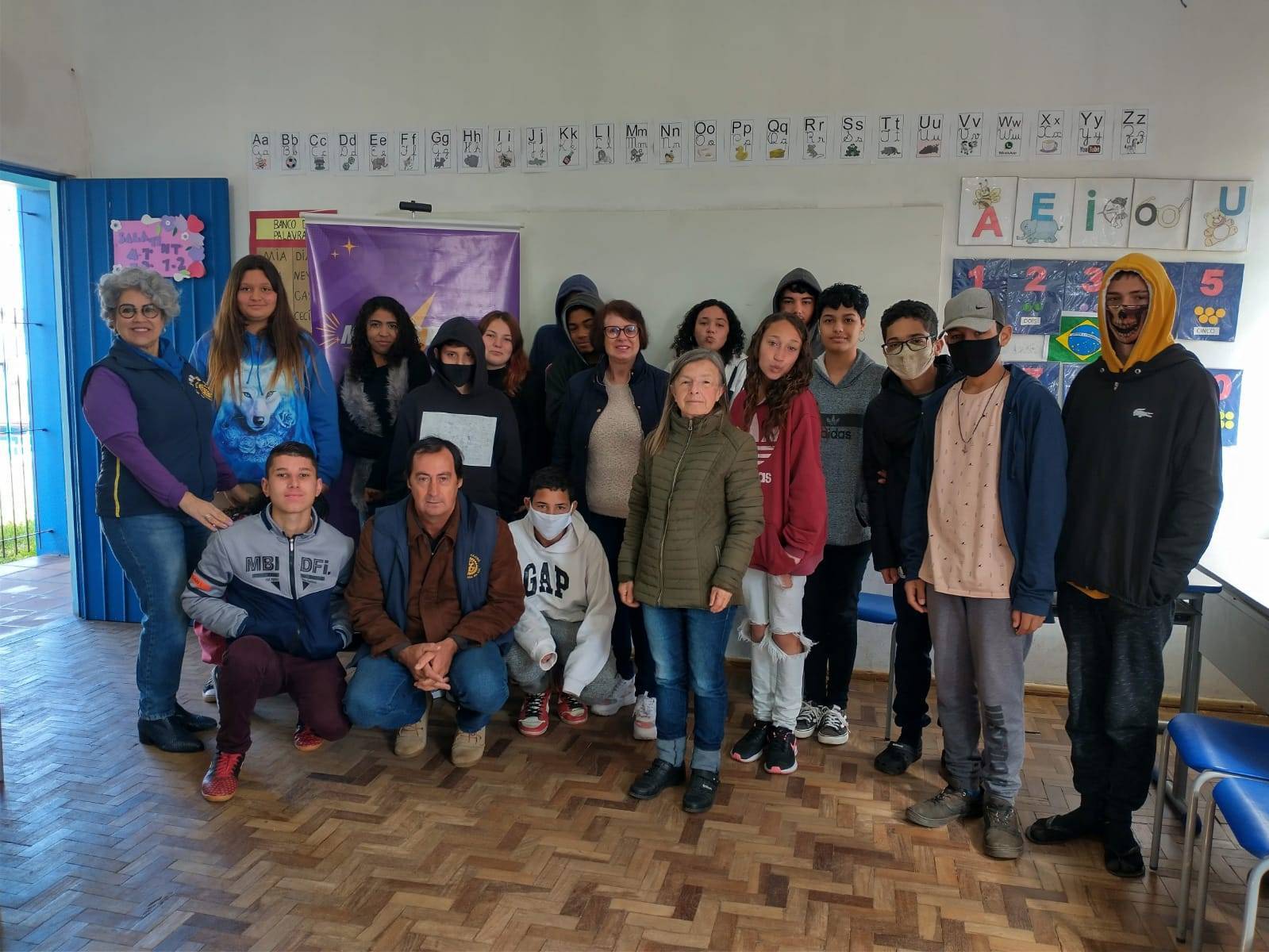 Comissão de Projetos Humanitários do Rotary Club de Cachoeira do Sul com alunos