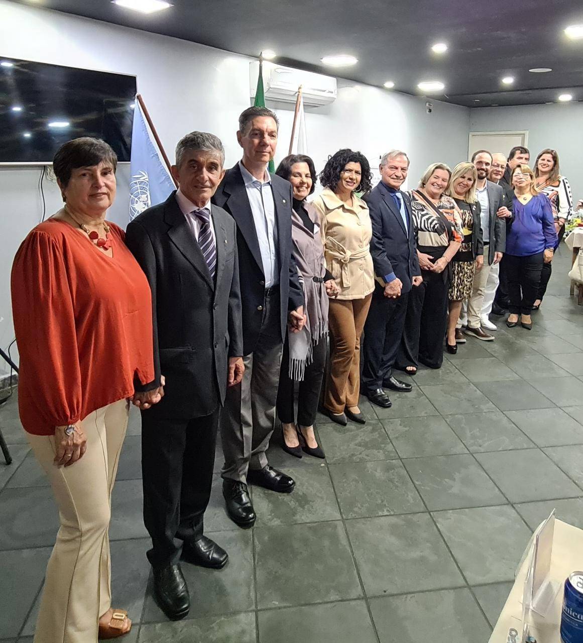 Na foto a presidente Rosmeire com os novos sócios