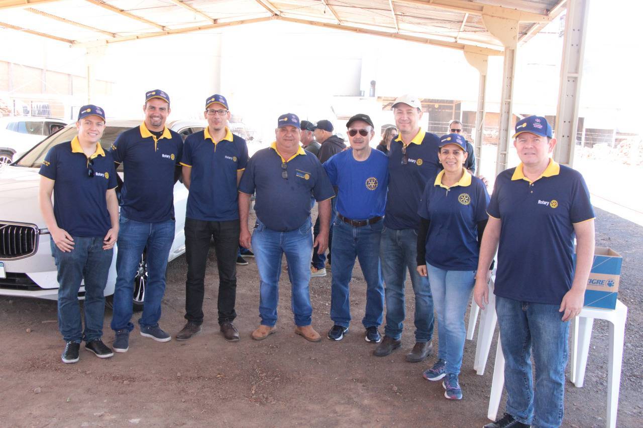 Companheiros durante a entrega das costelas