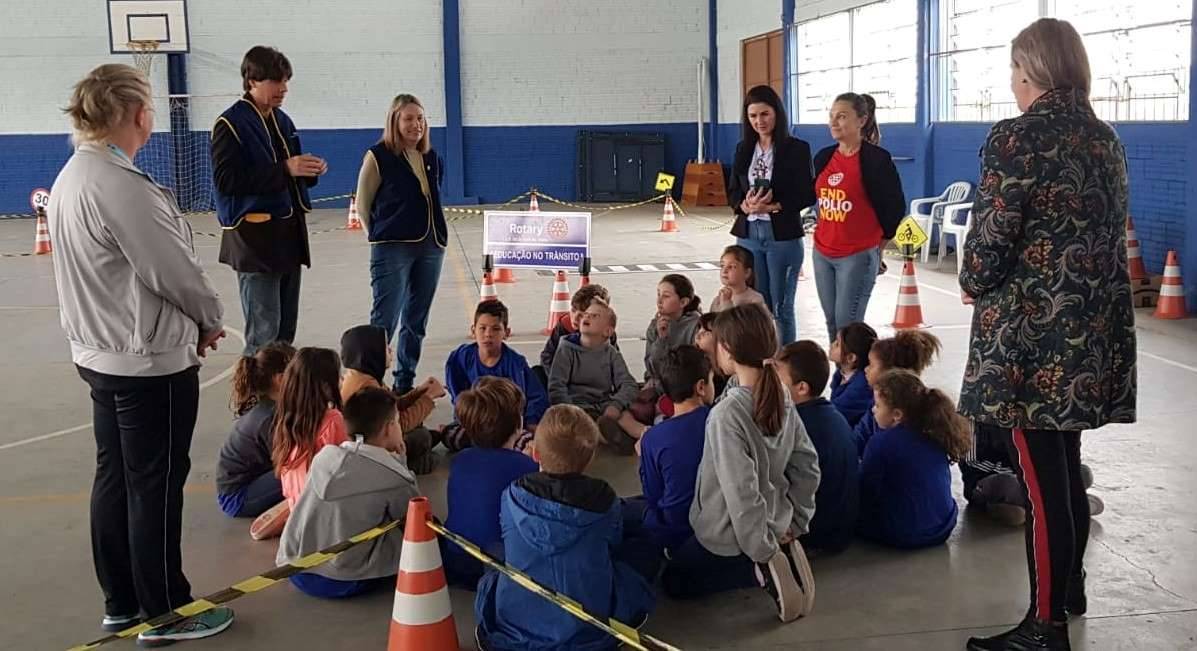 As crianças ouviram atentamente as explicações