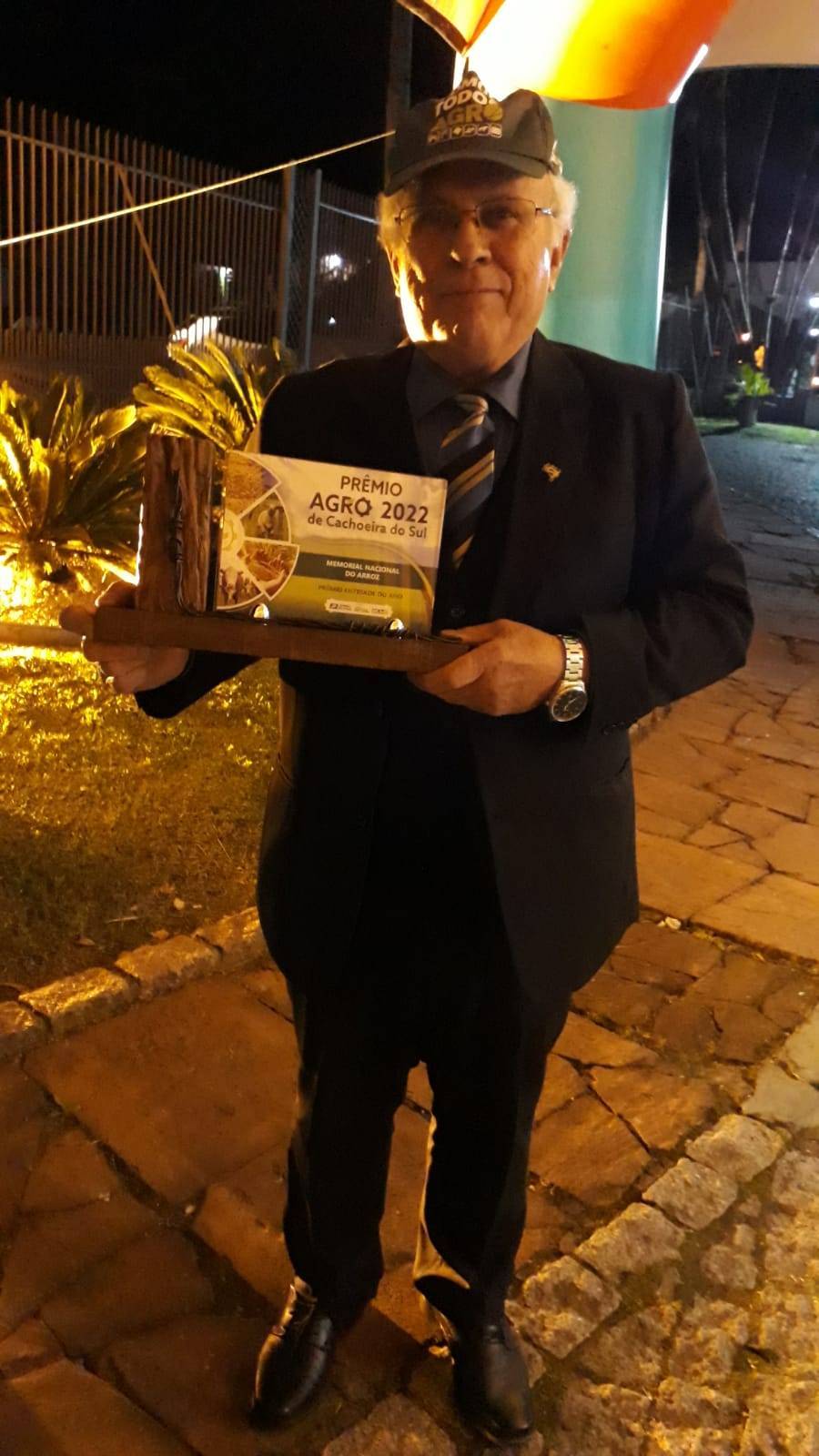 Companheiro Getulio Ayres com o prêmio