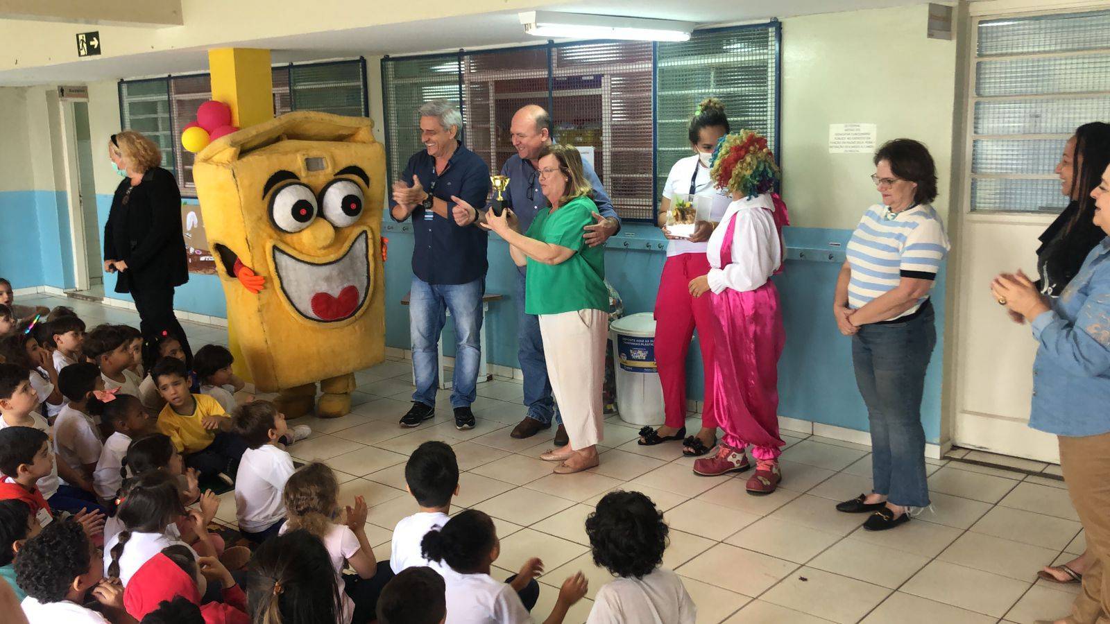 Crianças recolhem tampinhas que iriam para aterro sanitário