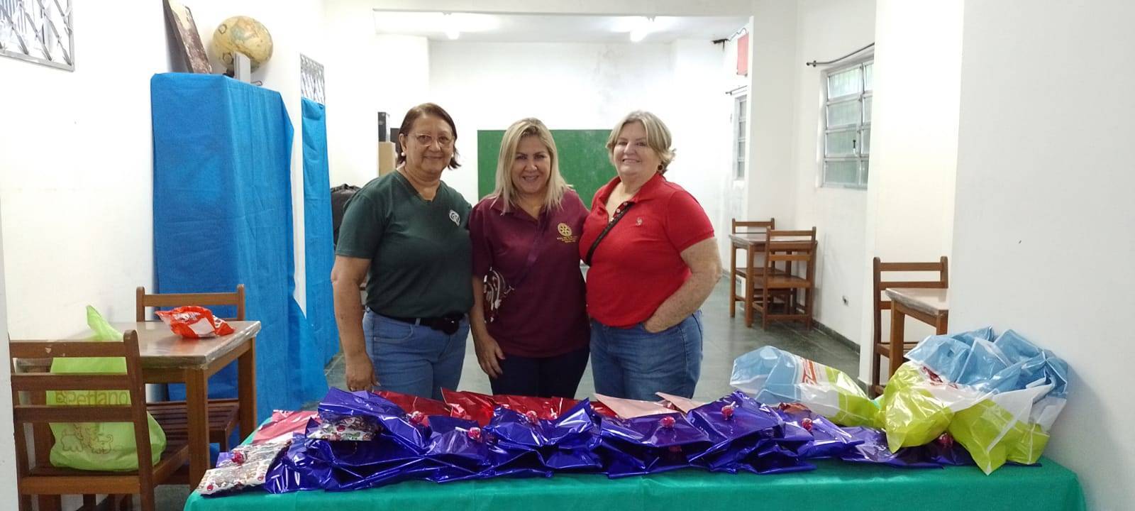 A Administradora Cleusa com as companheiras Meire e Carmem.