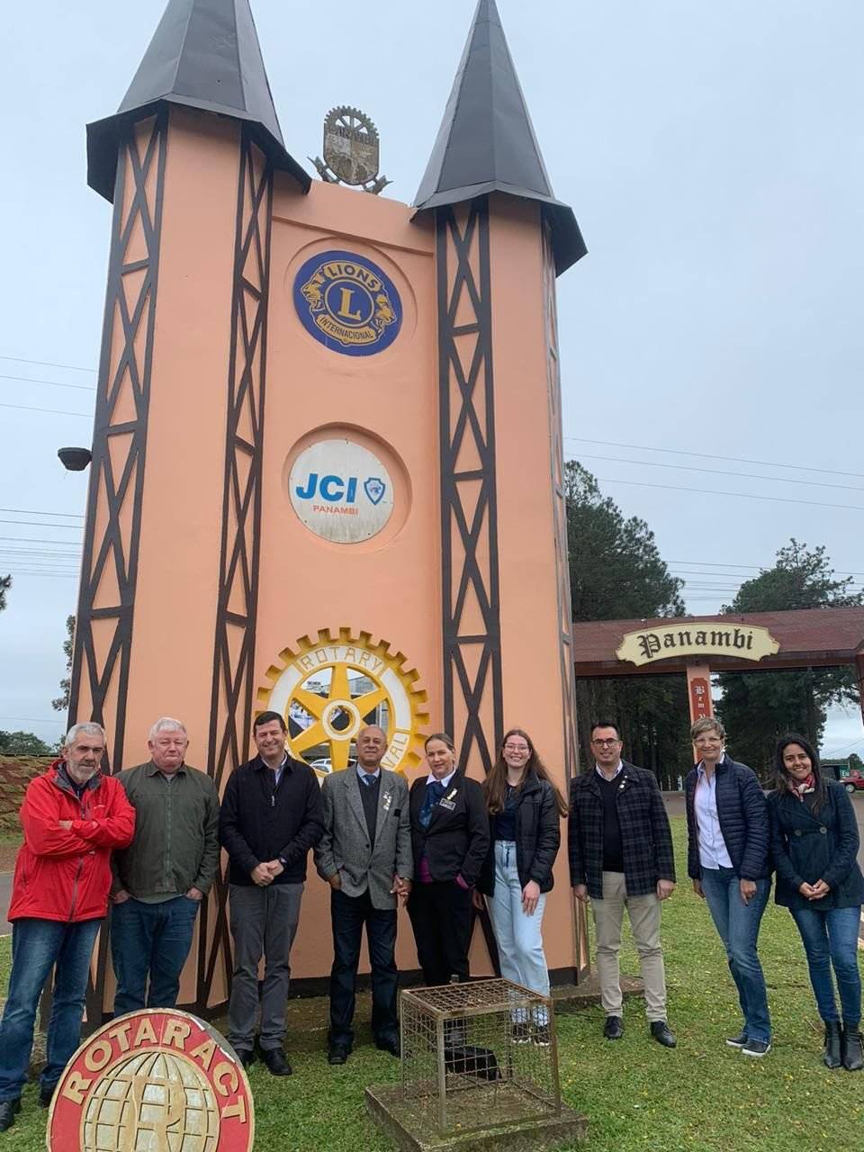 Pórtico com os Logos de Clubes de Serviço