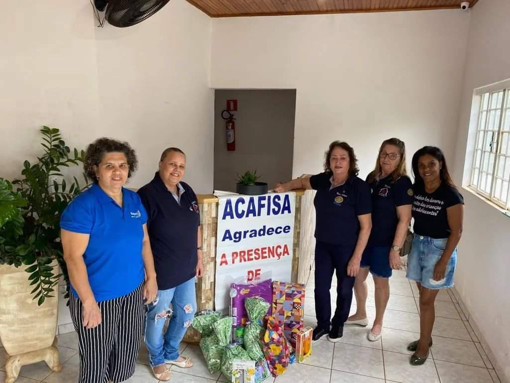 Rotary Clube e Casa da Amizade de ilha Solteira fizeram  entrega de mimos neste dia das crianças