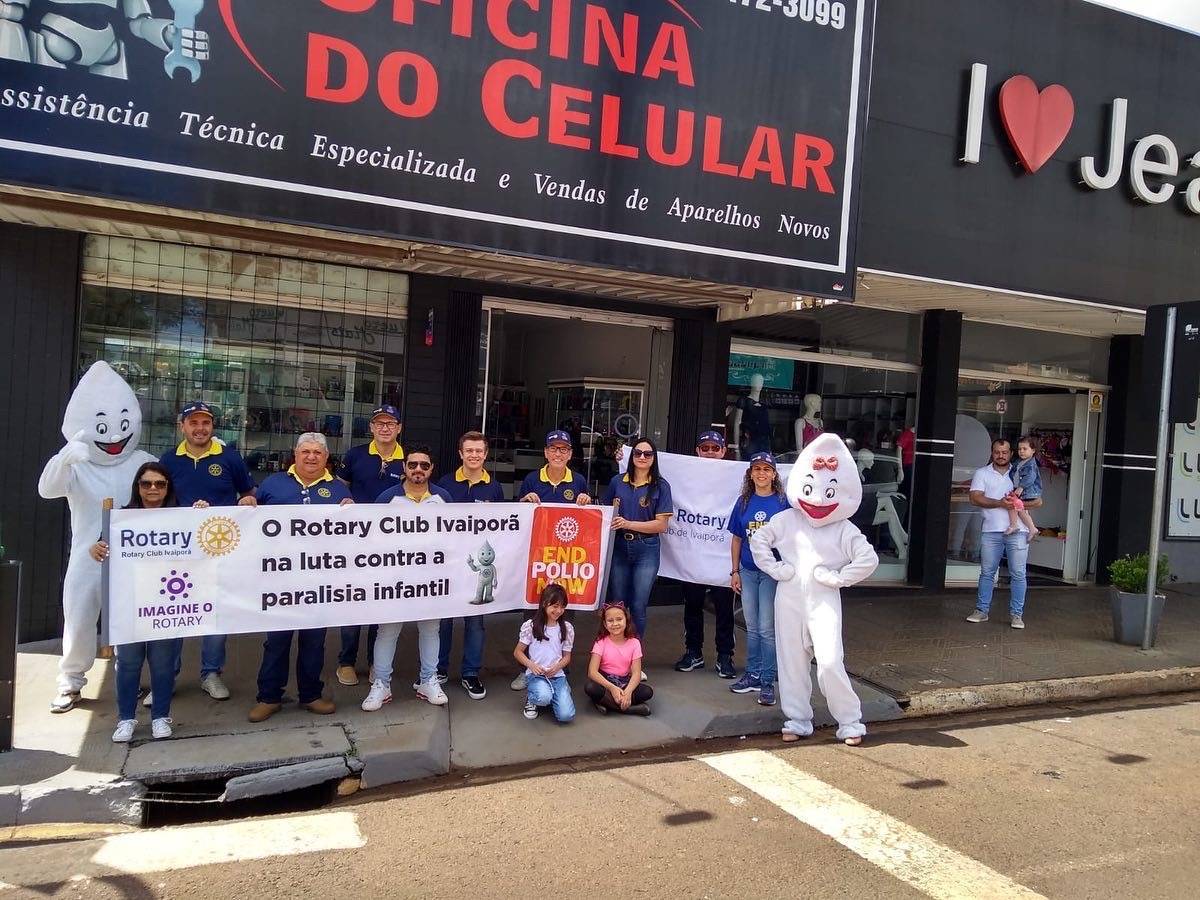 Companheiros acompanhados do Zé e a Maria  Gotinha na parada no semáforo  