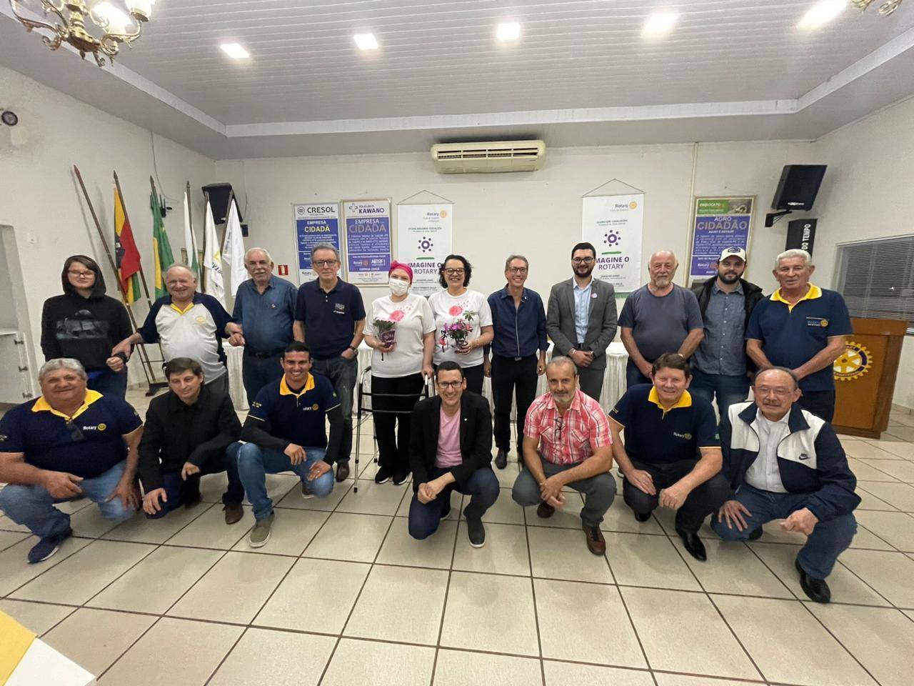 Companheiros homenageando a Coordenadora Angelita e a Silvana do Grupo Flor de Lótus 