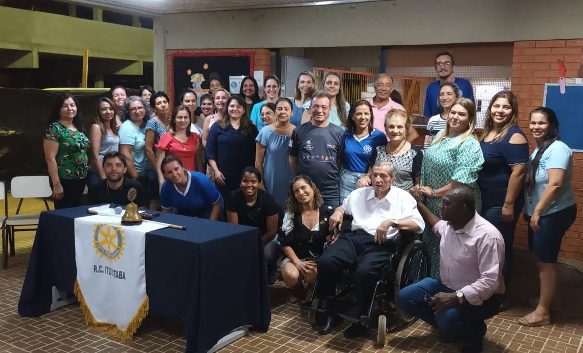 Professores e Rotarianos unidos para uma foto de recordação.