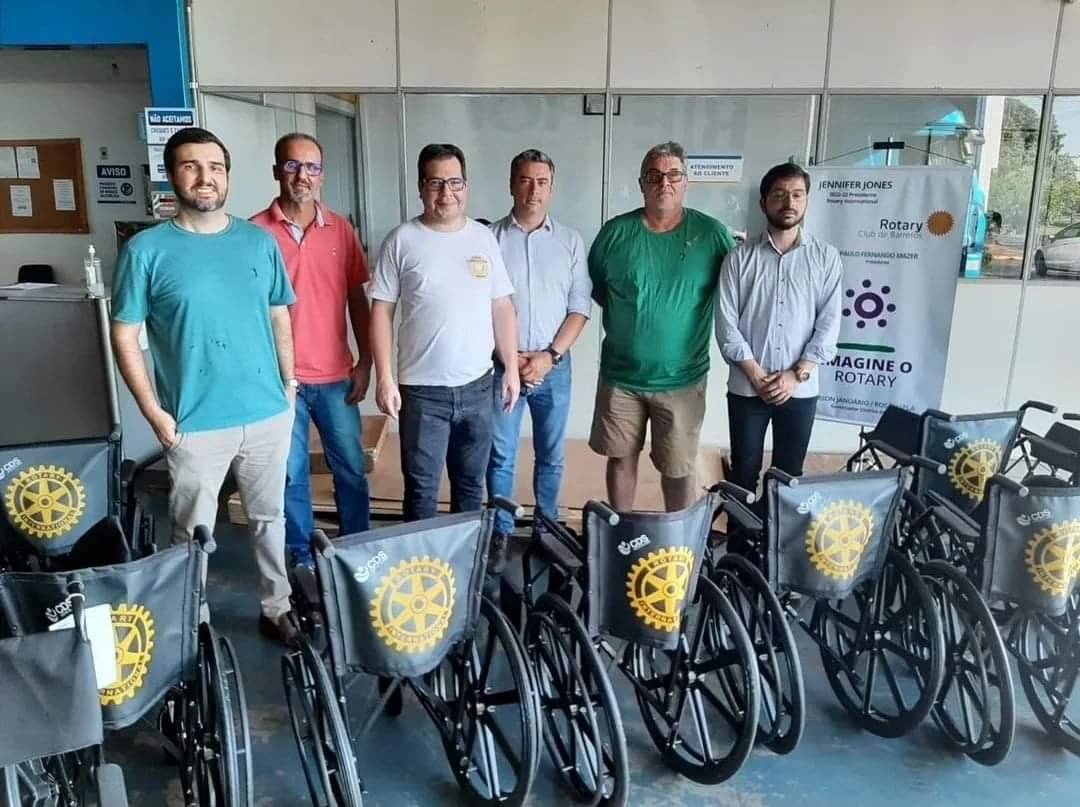 Rotarianos fizeram a doação de 10 cadeiras de rodas e 5 cadeiras de banhos para a Secretaria Municipal de Saúde de Barretos nesta terça-feira (25)