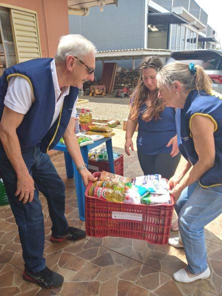 Rotarianos organizaram a distribuição e entregaram os alimentos nas entidades beneficiadas