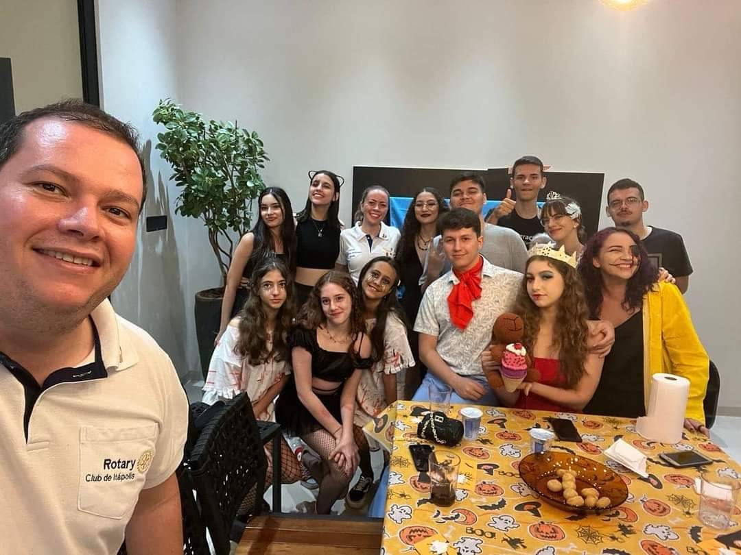 Pres. do Rotary Club de Itápolis e a Pres. da Casa da Amizade recepcionaram os Interactianos numa reunião/confraternização de Halloween