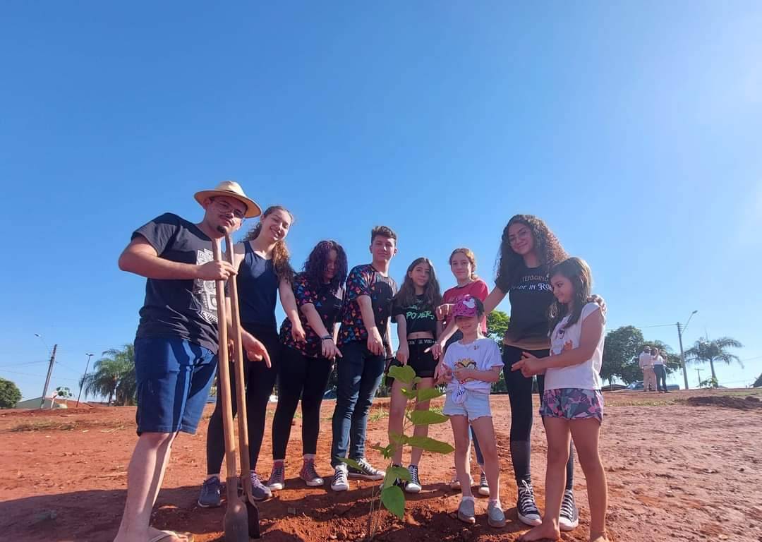 Arborização do Campo do Flamengo com o Rotary Club de Itápolis