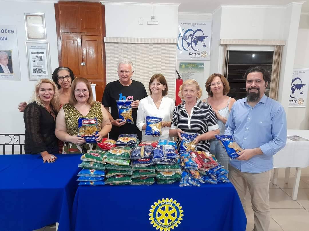 O Rotary Club de Votuporanga Novo Milênio fez uma campanha é arrecadou macarrão para o Hospital do Amor.