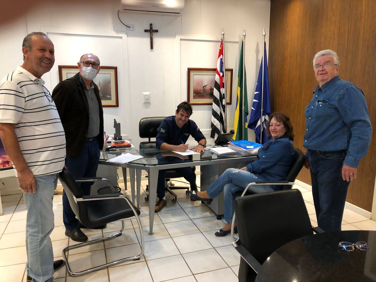 Prefeito Otávio assina o termo de compromisso para instalação das fossas biodigestores no assentamento estrela da ilha. - Rotary Ilha Solteira