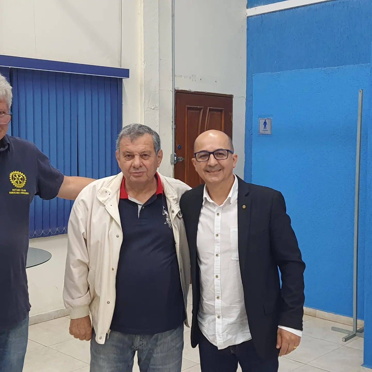 Vanderlei Lopes Pereira recebe o distintivo rotário