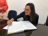Juliana Gimenez assinando a Ata de Posse