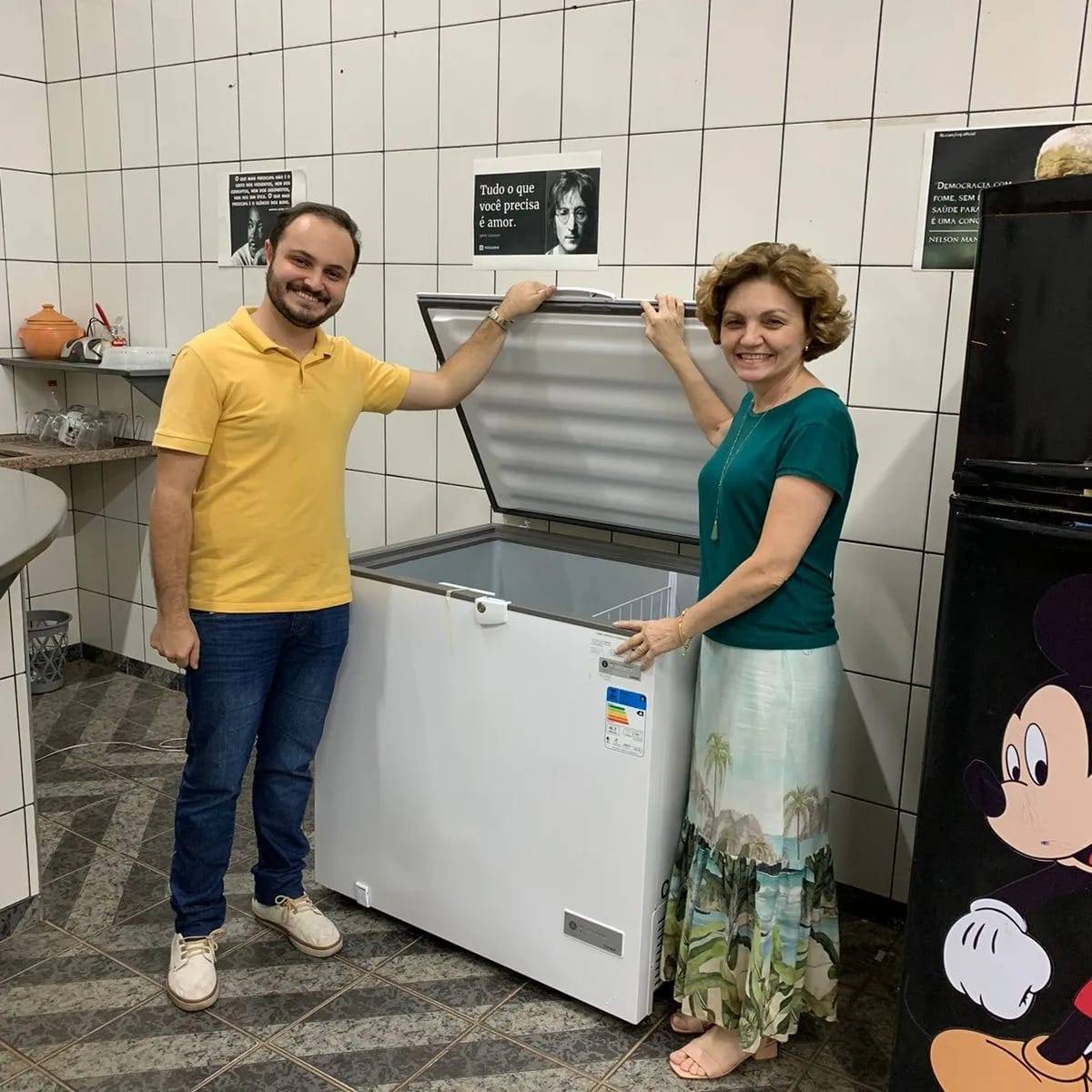 O Rotary Club de Catanduva, presidido por Lucas Cintra Soldan, entregou, no último dia 11, equipamentos para os projetos Amor e Alimentos e Panela Solidária, adquiridos através de subsídio distrital em parceria com o Distrito 4480.