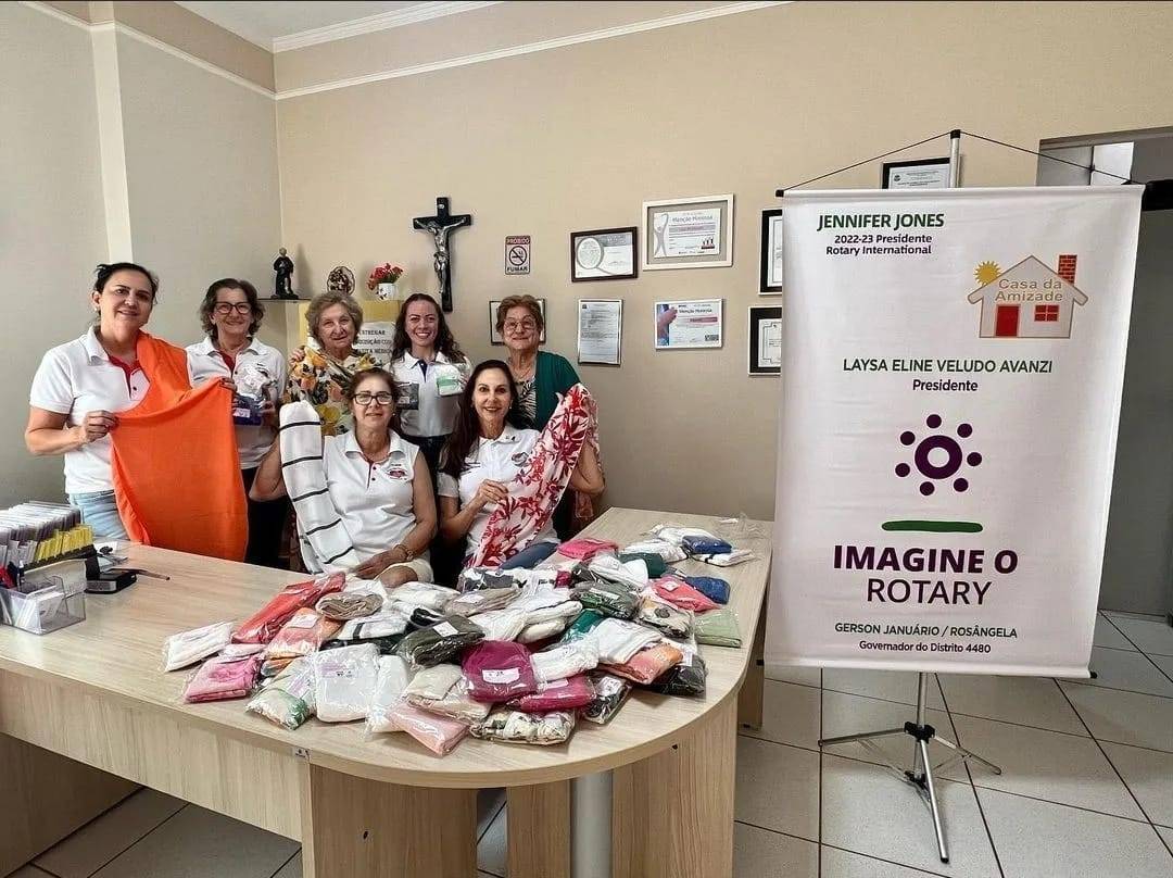 A Casa da Amizade de Itápolis, dando andamento ao Projeto “Lenço Solidário”, fez a doação de 100 lenços ao Grupo São Pelegrino.