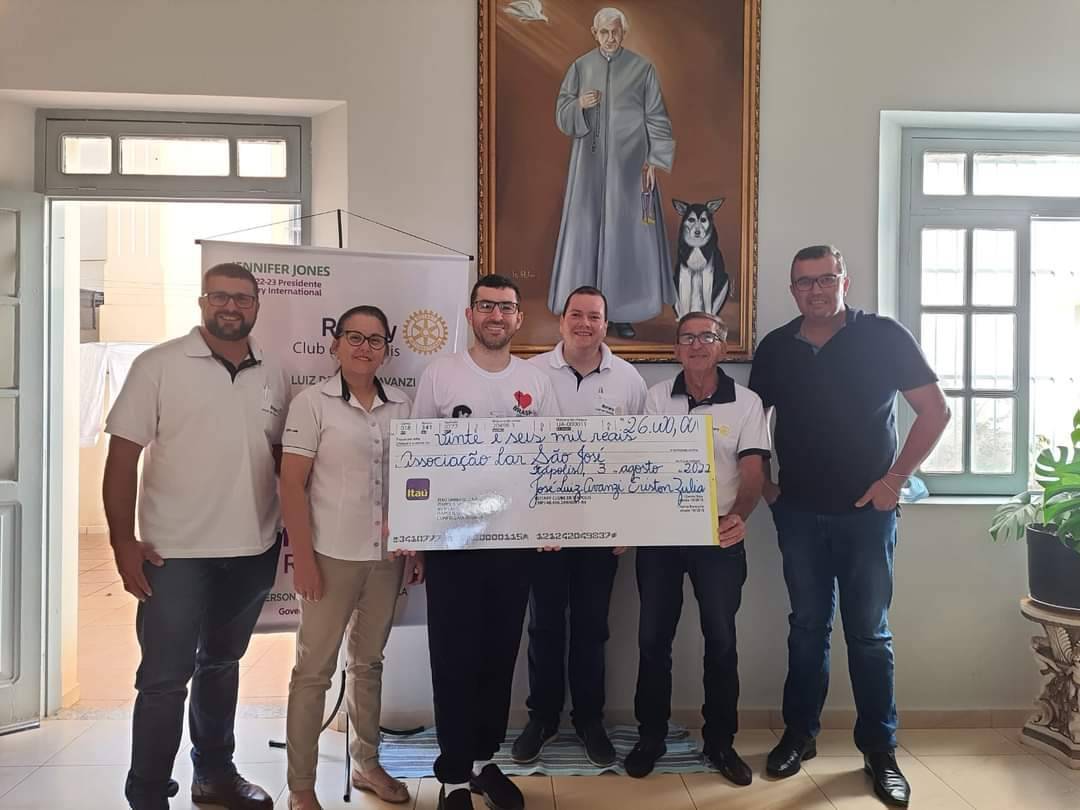 Como resultado de sua tradicional feijoada, o Rotary Club de Itápolis, SP, doou um cheque de R$ 26 mil à Associação Lar São José e Abrigo Rainha da Paz.