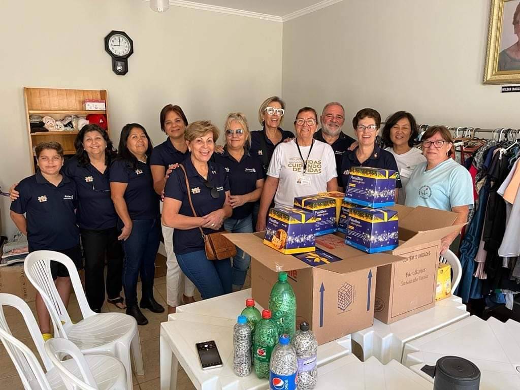sábado (19/11) os companheiros do Rotary Club de Cafelândia em conjunto com as Damas da Casa da Amizade estiveram presentes no Grupo de Apoio aos Portadores de Câncer de Cafelandia.