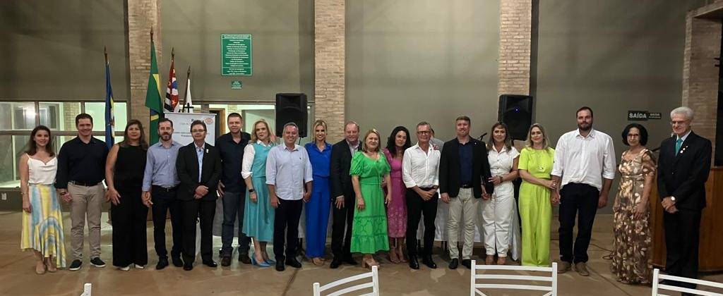 O Rotary Club de Votuporanga 8 de Agosto, presidido por Sidnei Areliano e Isabel, empossou na noite desta quarta-feira (23/11) sete novos associados.
