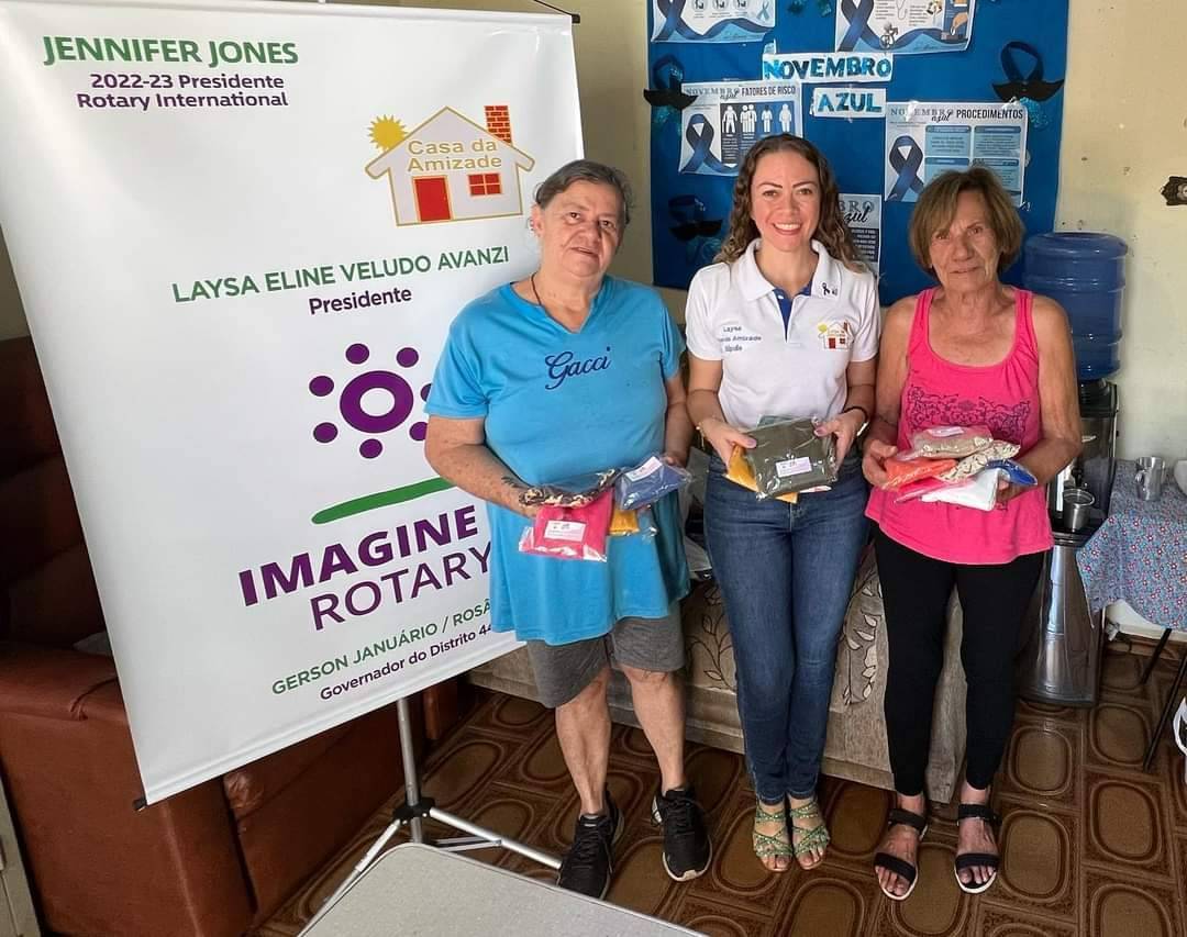 A Casa da Amizade de Itápolis, em andamento com o Projeto “Lenço Solidário”, realizou hoje a doação de 89 lenços ao GACCI - Grupo de apoio aos portadores de câncer de Ibitinga