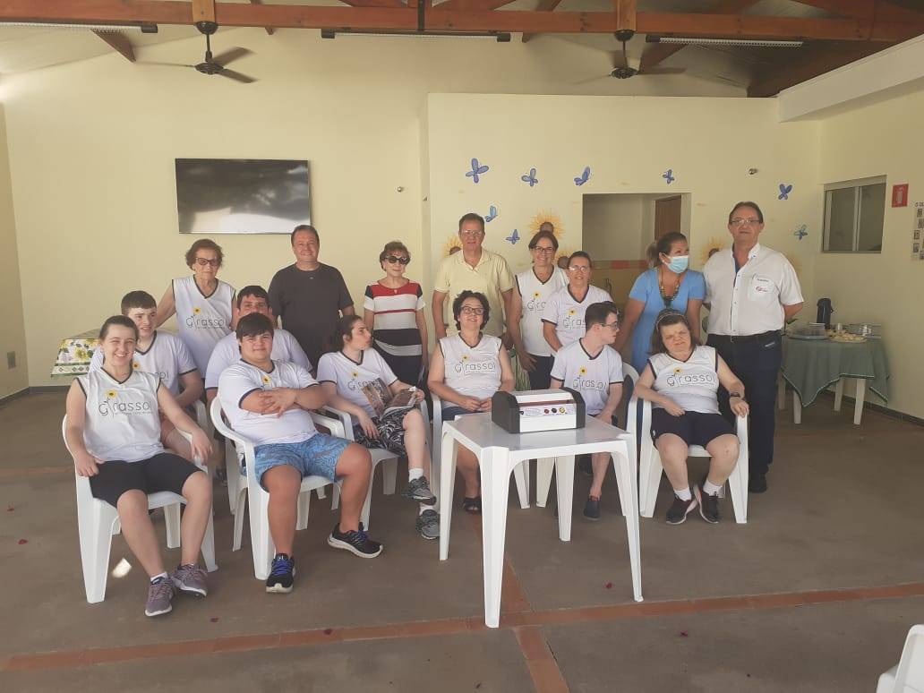 Rotary Club de Catanduva Norte em data de 16/11/2022 entregou à Casa Girassol uma plastificadora e quatro conjuntos de mesas e cadeiras para o desenvolvimento de seu trabalho de socialização.