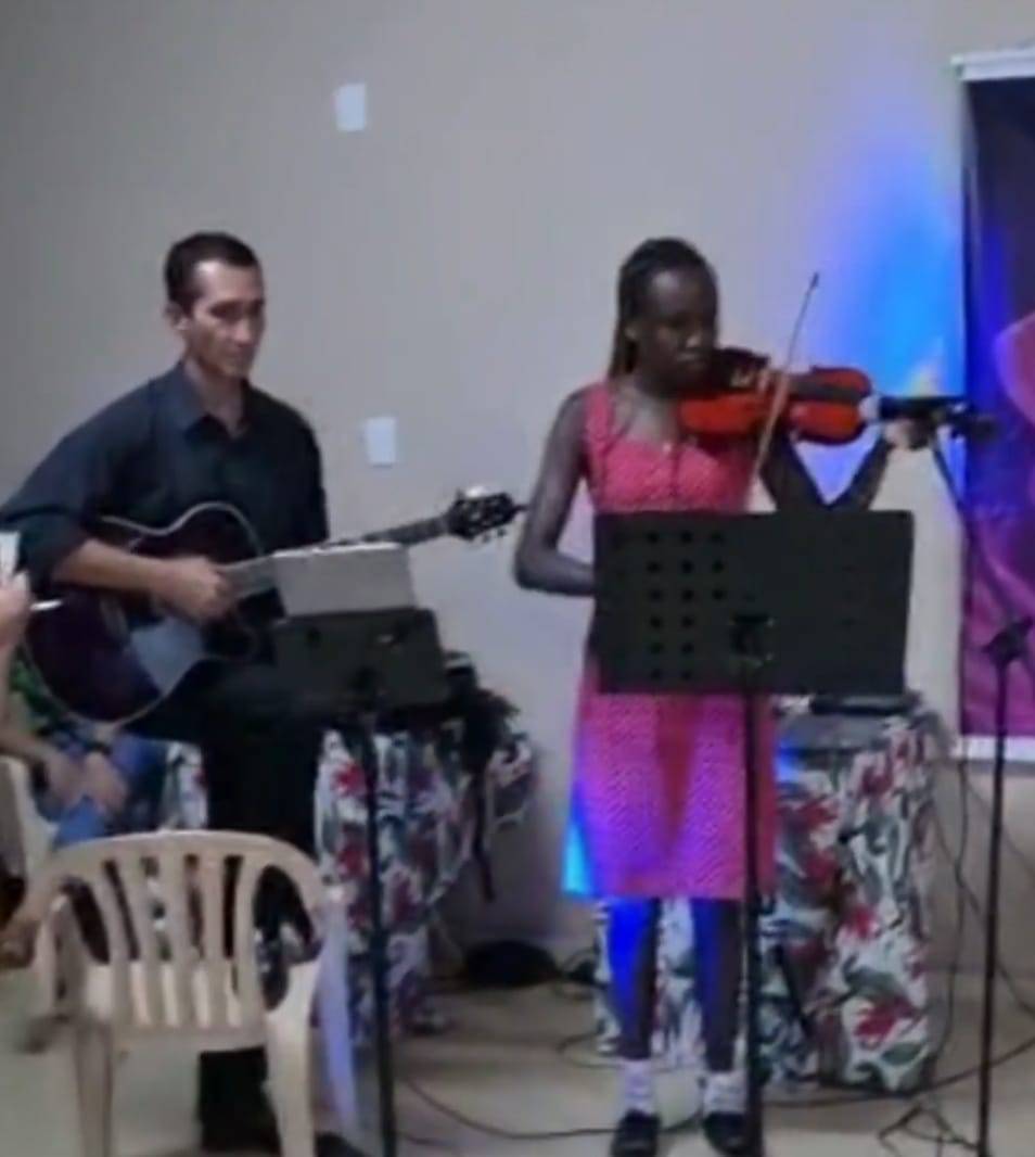 Nossa intercambista Audrey mostrou o seu talento no violino dutante a festiva de natal do Rotary Club de Olímpia