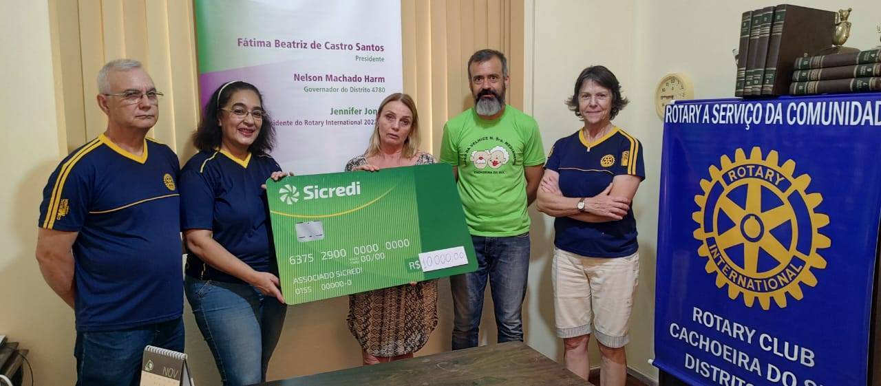 Associados entregam a doação aos representantes da Entidade