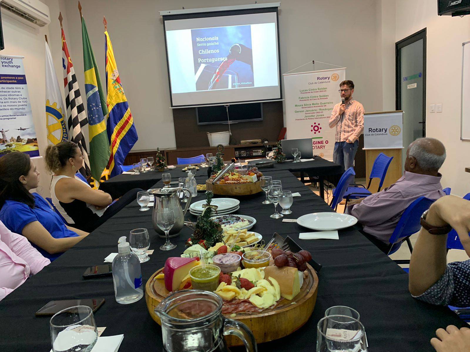 Rotary Club de Catanduva realizou hoje reunião ordinária temática (queijos e vinhos), com menu super especial, para prestigiar a apresentação e palestra do Comp. Marcelo Prata