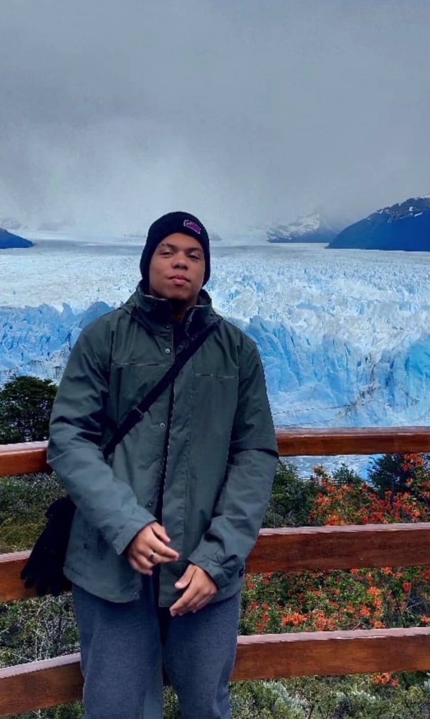 Nosso jovem Bernado di Caprio, curtindo a grande viagem a Patagônia, comhecendo as geleiras e a encantadora região da Argentina.