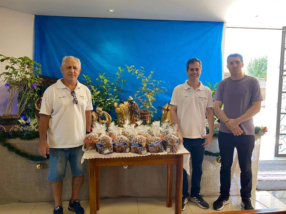 Rotary Club de Jahu Centro, representado pelos companheiros Gilberto Tavares e Max Tassi, entregou nesta manhã mais de 20 panetones à Paróquia do Divino Espírito Santo de Jaú/SP