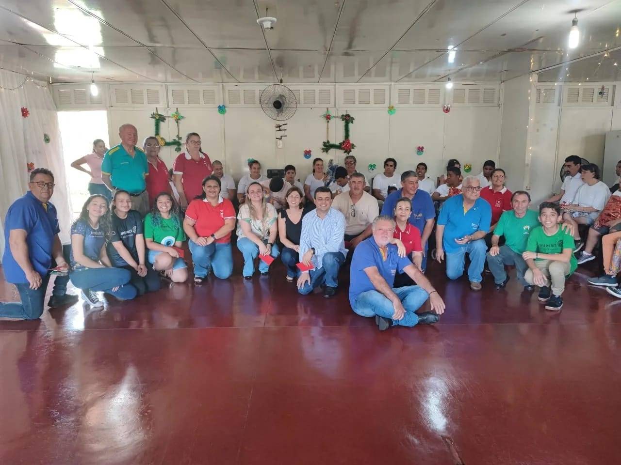 A família rotária de Ouroeste realizou no dia 08/12/2022 doação de 44 mochilas aos alunos da APAE da cidade vizinha de Indiaporã.