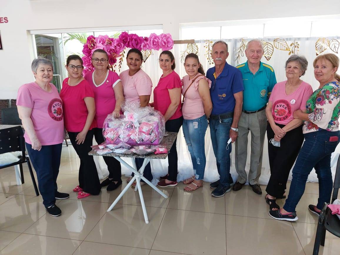 Dia 25 de outubro de 2022 as senhoras da Casa da Amizade de Ouroeste fizeram doação de turbantes e batons para o hospital do amor de Jale-SP.