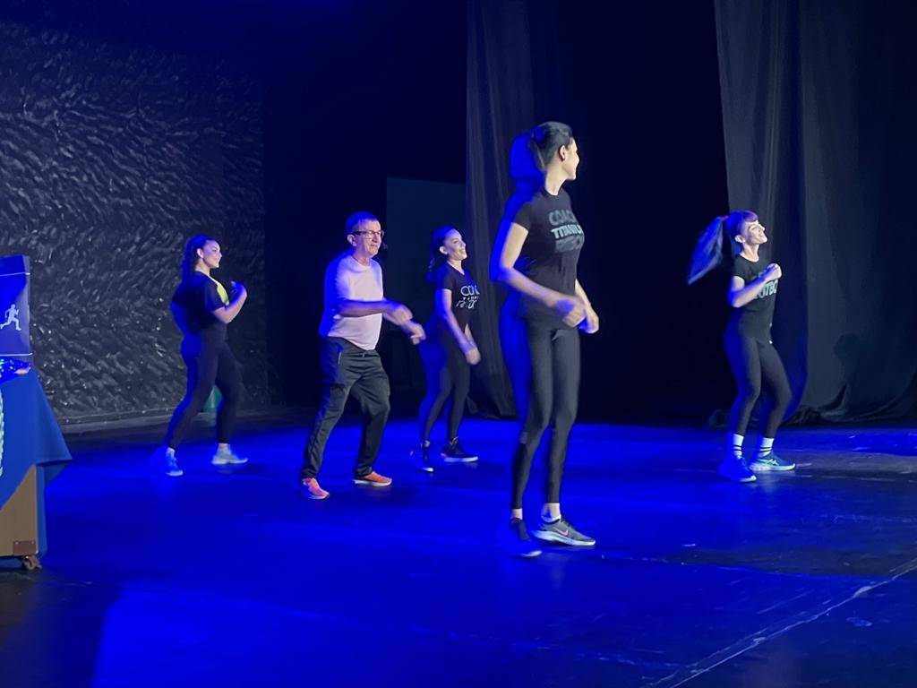 O Rotary Club de Votuporanga 8 de Agosto premiou, na noite de segunda-feira (12/12), os dez estudantes melhores classificados no concurso O Melhor Estudante de Votuporanga que comemora 20 anos de vida.