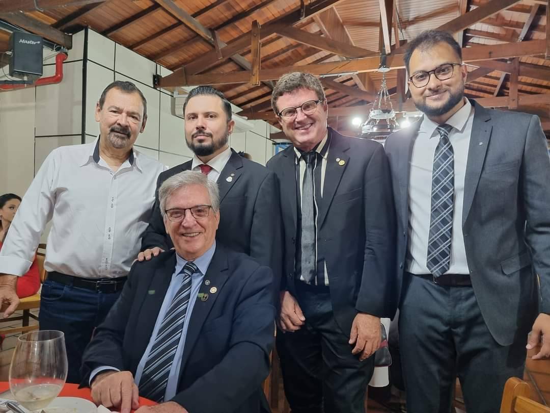 Os três Rotary Clubs de Lins reuniram-se, em festiva de final de ano, quando, além da confraternização de seus membros, deram posse a novos companheiros