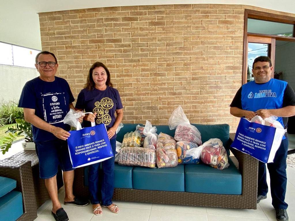 Diretora Da comissão de ações comunitárias faz entrega de gêneros alimentícios para projeto Banho de água viva/Escolinha sonho de criança 