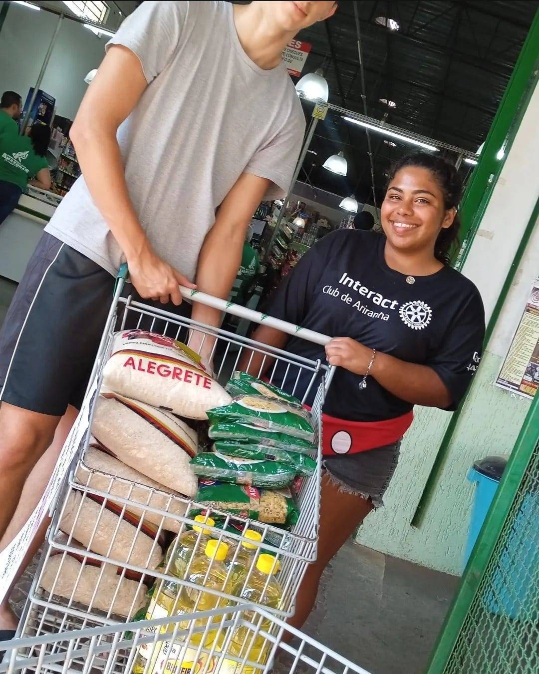  Interact Club de Ariranha Realiza Campanha de Arrecadação de Alimentos em Supermercados da Cidade