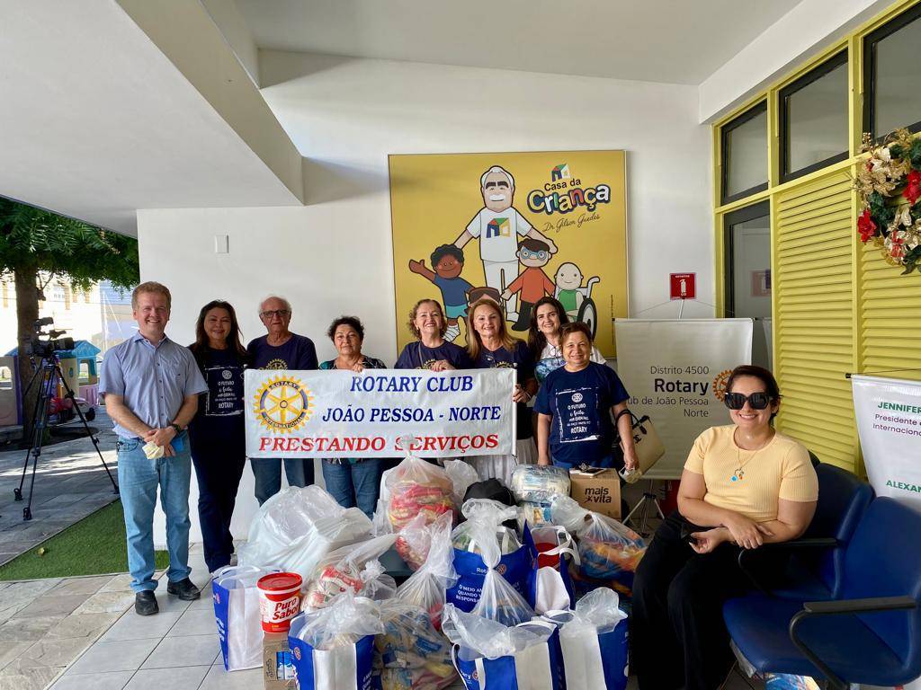 Rotarianos do RC João Pessoa Norte em ação social.