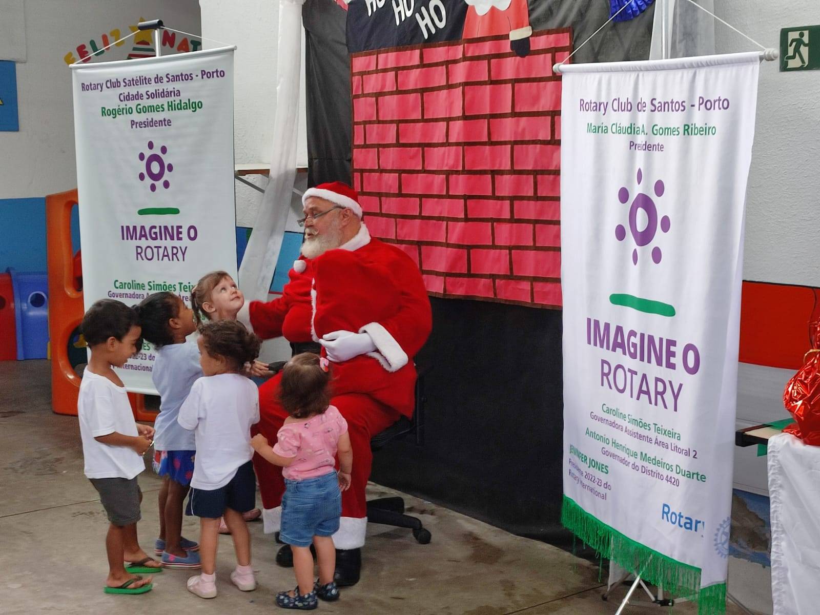 O Papai Noel entregou os presentes às crianças e atendeu com carinho e fotos toda a equipe da escola