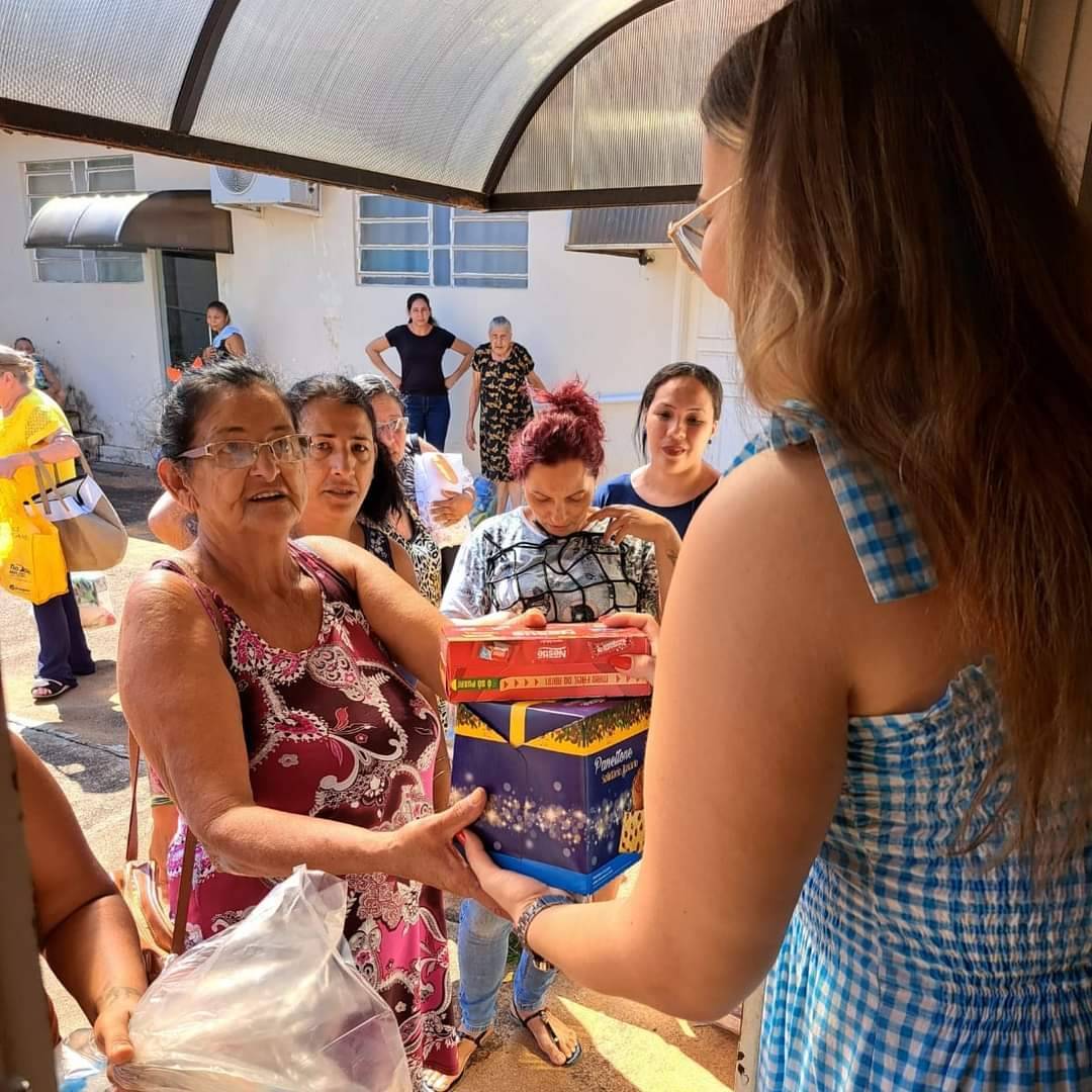 Rotary Club de Olímpia Integração realiza doação de panetones para instituições que ajudam famílias carentes
