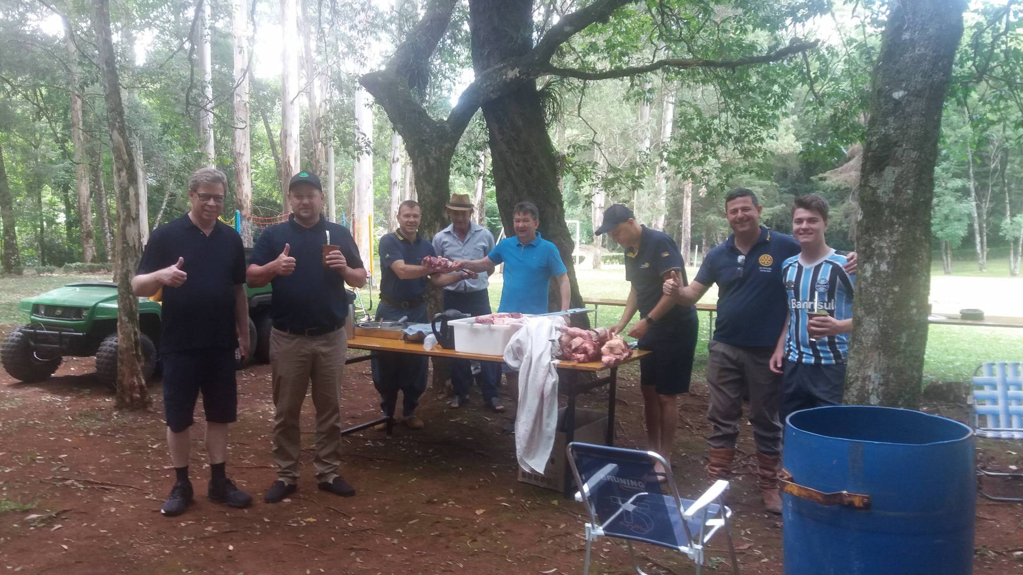 Companheiros Preparando o Churrasco