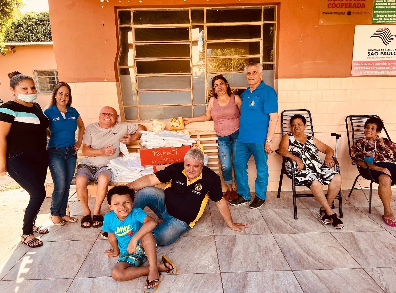 Rotary Club de Monte Aprazível realizou doação de panetones e lençóis para a instituição "Lar dos Idosos"